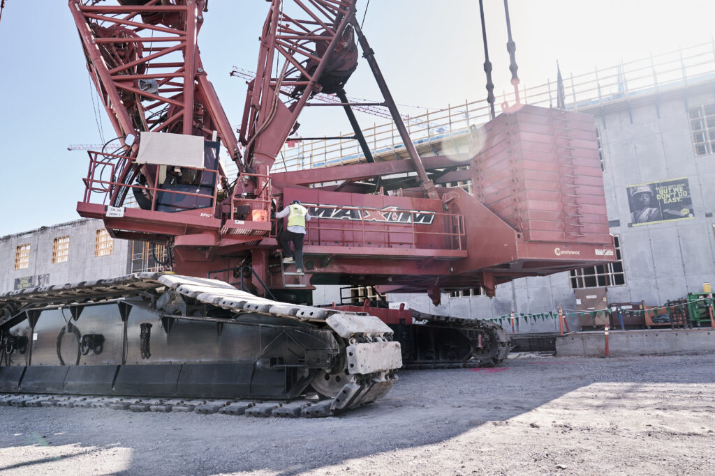 Maxim Crane - Manitowoc crawler crane